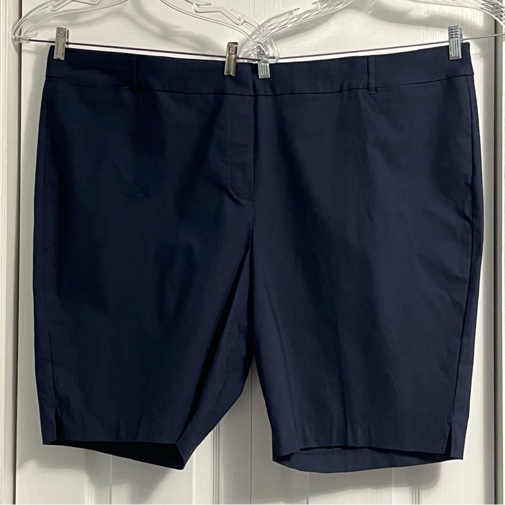 PENNINGTONS Universal Fit Savvy navy blue Bermuda shorts NWT women’s size 32